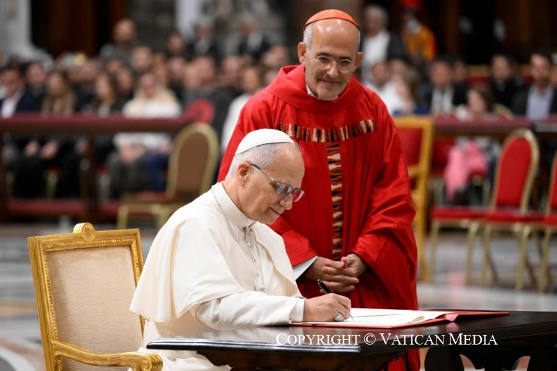 Il papa firma un nuovo documento sull'educazione